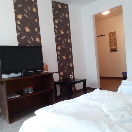 Veresegyház Tavi Panzio Es Etterem B&B 외부 사진