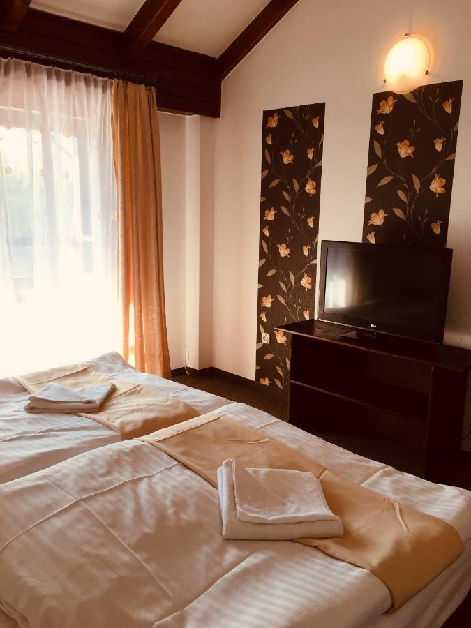 Veresegyház Tavi Panzio Es Etterem B&B 외부 사진