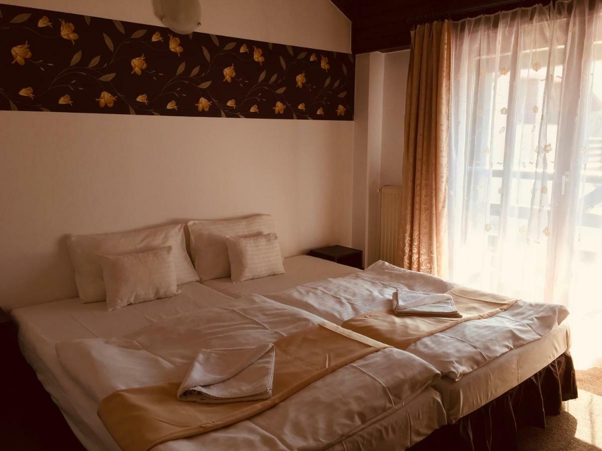 Veresegyház Tavi Panzio Es Etterem B&B 외부 사진