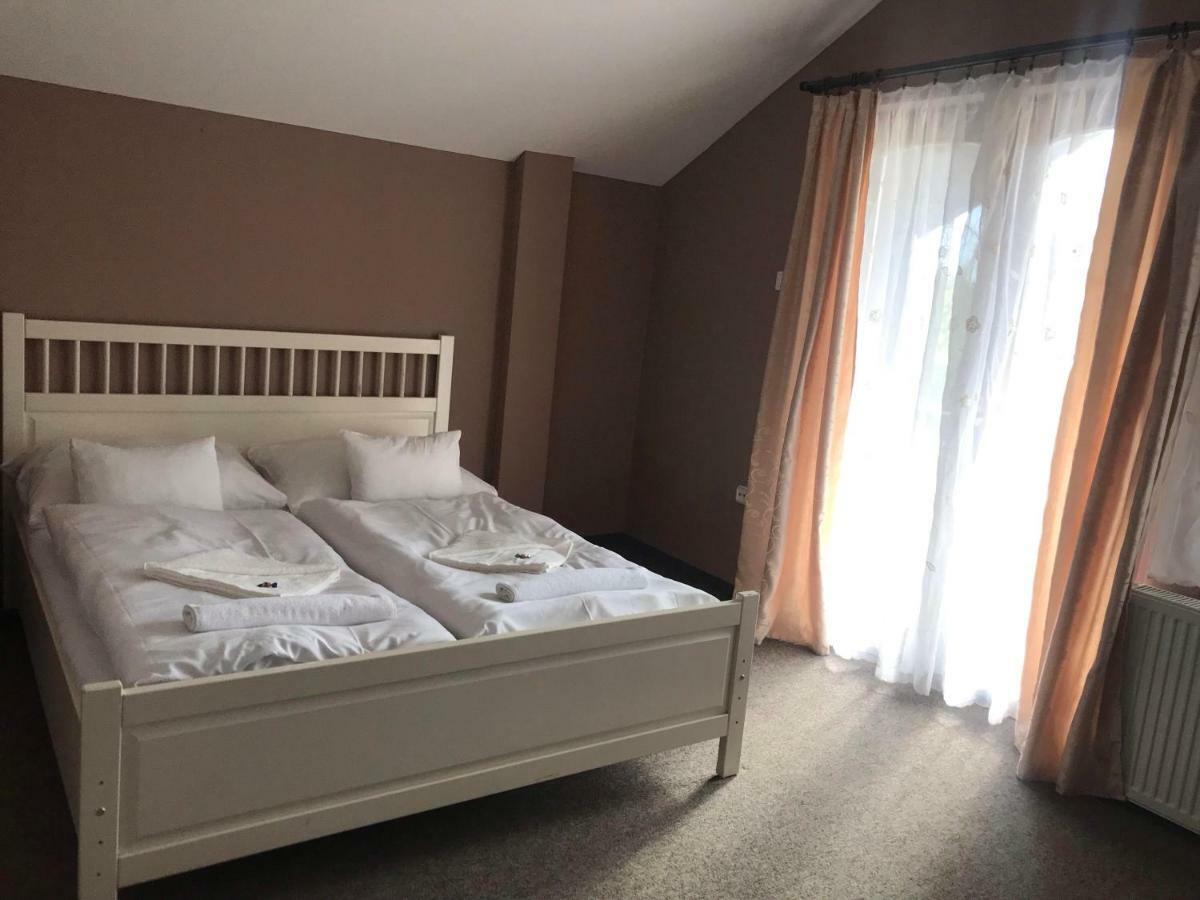 Veresegyház Tavi Panzio Es Etterem B&B 외부 사진