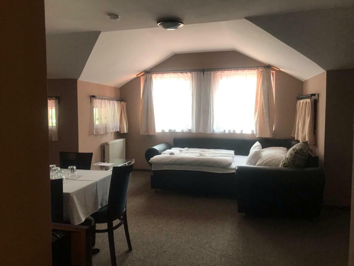 Veresegyház Tavi Panzio Es Etterem B&B 외부 사진