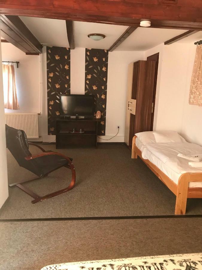 Veresegyház Tavi Panzio Es Etterem B&B 외부 사진