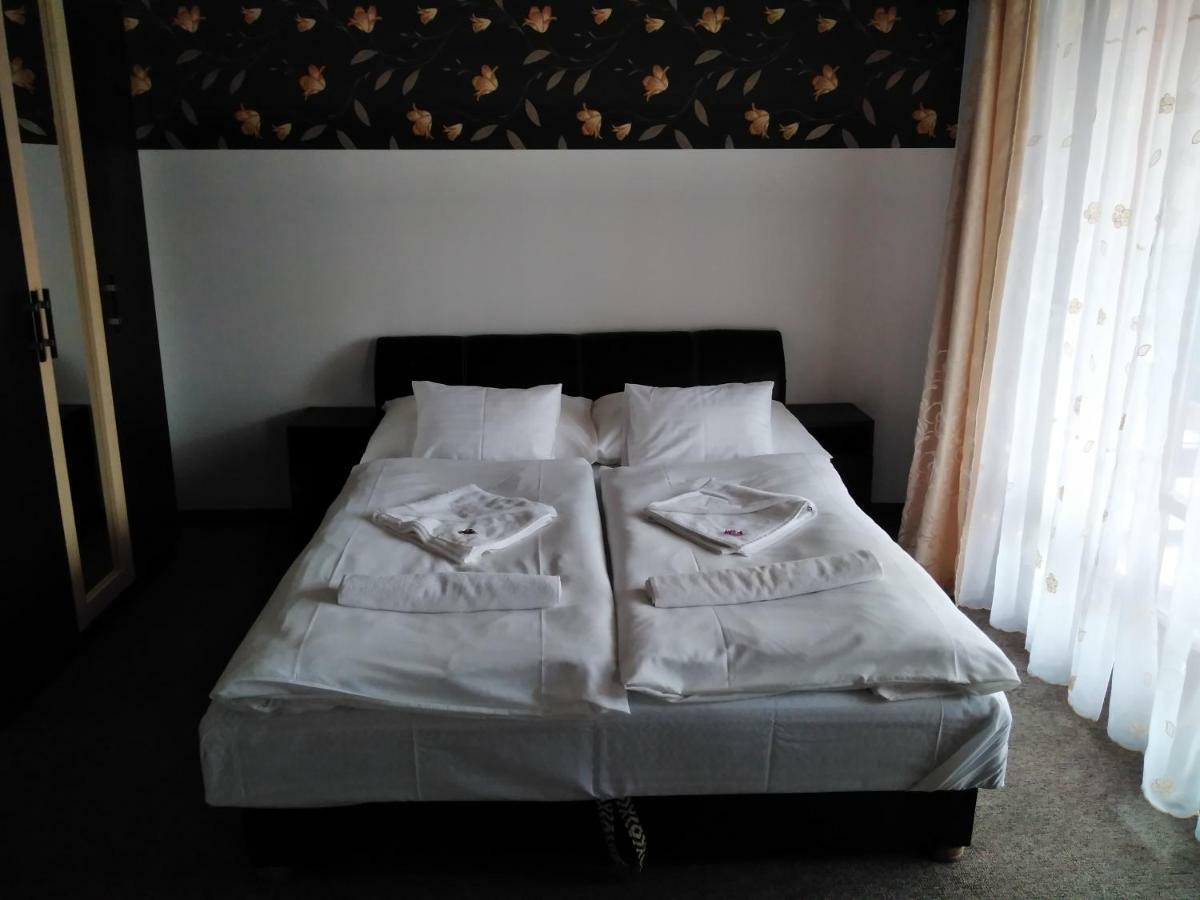 Veresegyház Tavi Panzio Es Etterem B&B 외부 사진