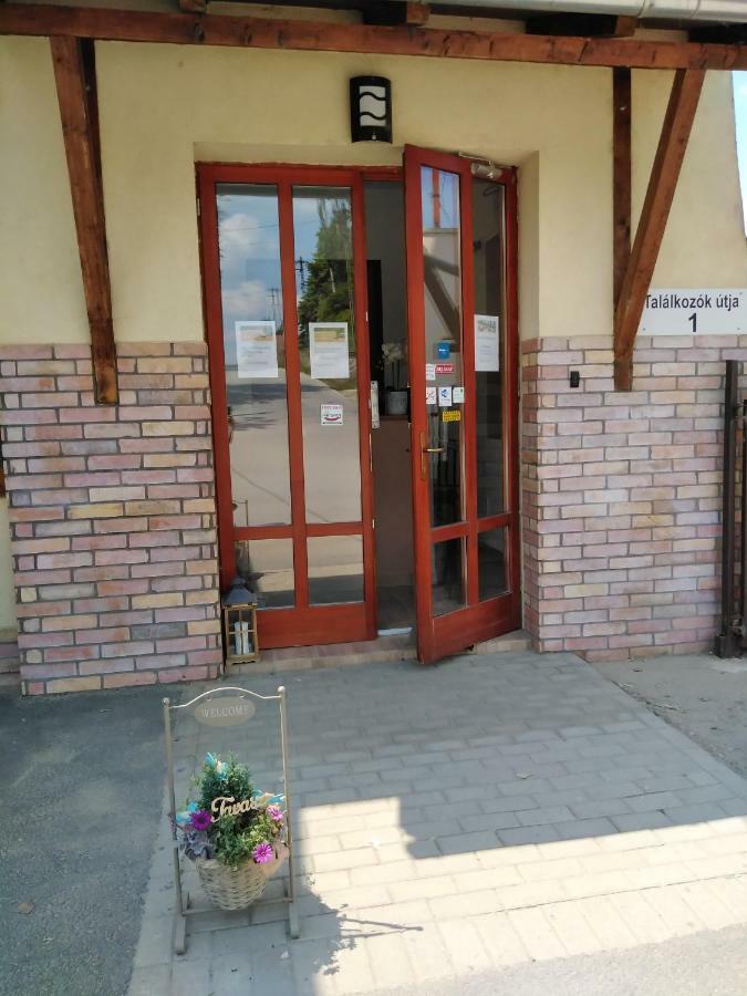 Veresegyház Tavi Panzio Es Etterem B&B 외부 사진
