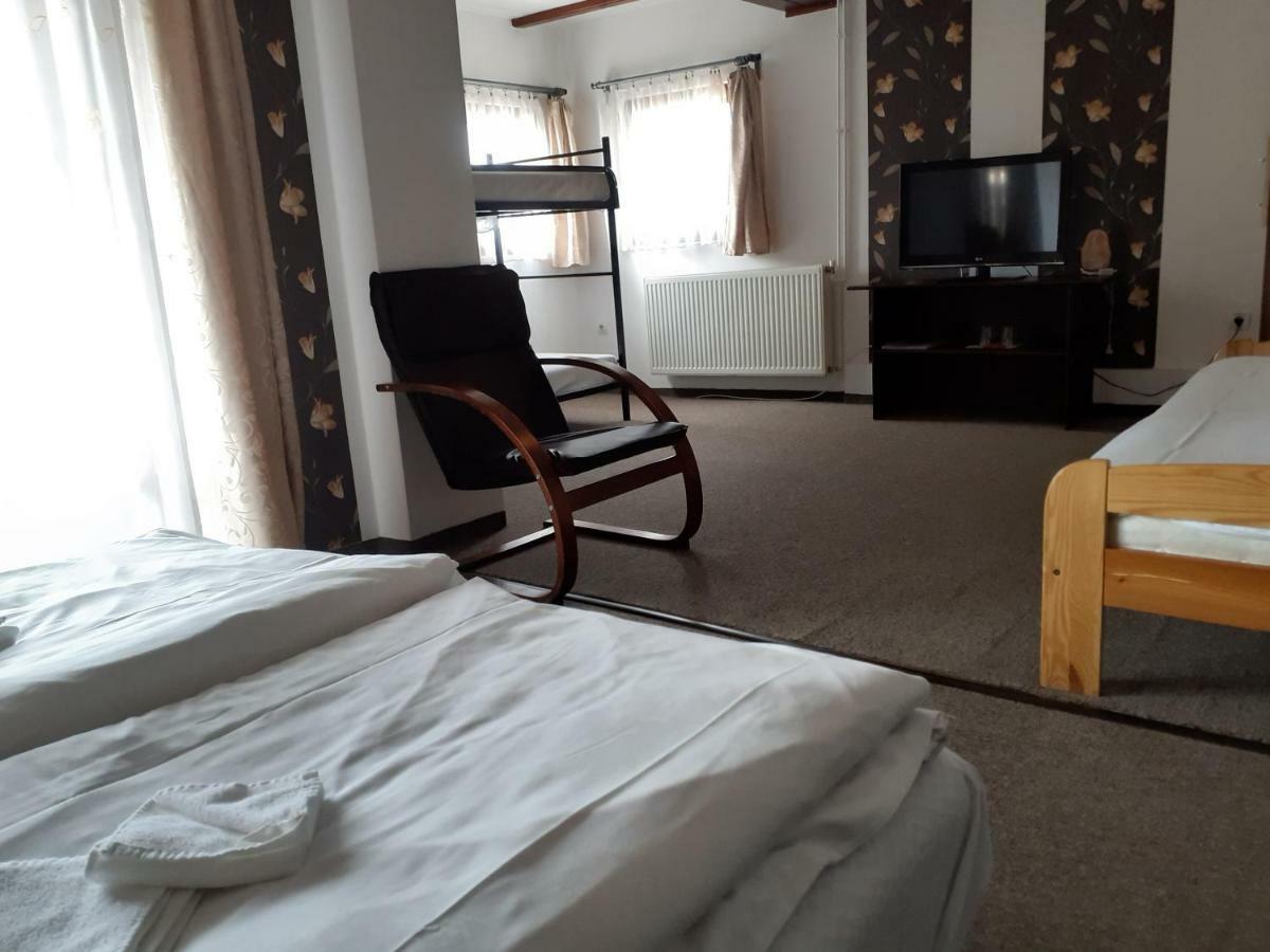 Veresegyház Tavi Panzio Es Etterem B&B 외부 사진