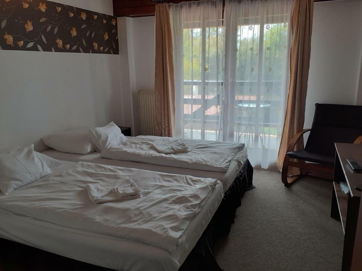 Veresegyház Tavi Panzio Es Etterem B&B 외부 사진
