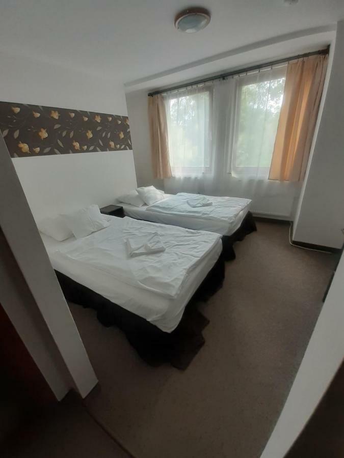 Veresegyház Tavi Panzio Es Etterem B&B 외부 사진