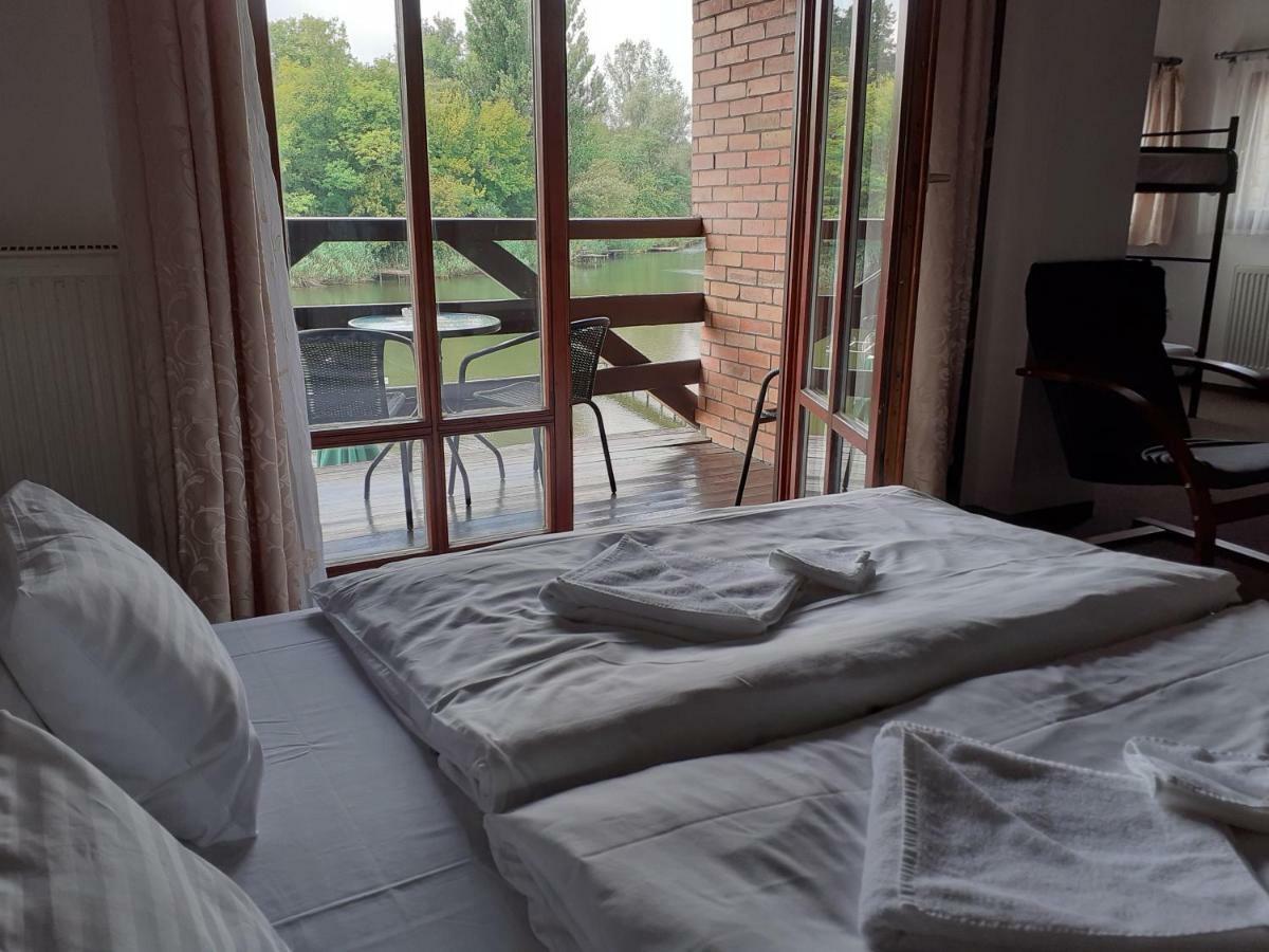 Veresegyház Tavi Panzio Es Etterem B&B 외부 사진