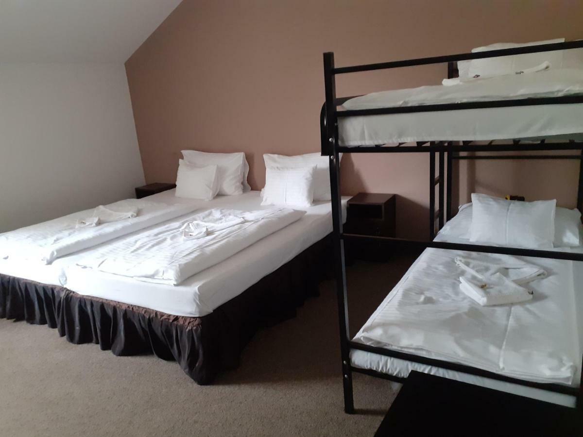 Veresegyház Tavi Panzio Es Etterem B&B 외부 사진